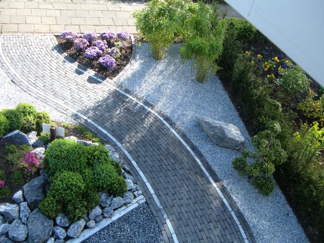 Voortuin met rotstuin, siergrind en buxus