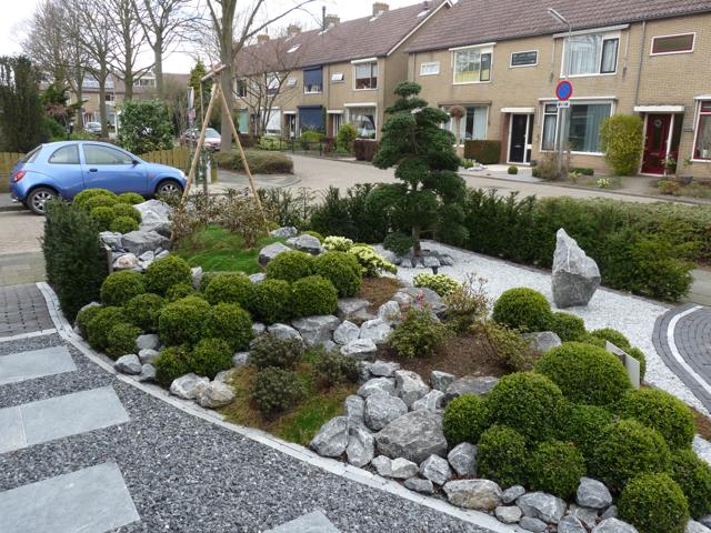 Aangelegde voortuinen in de straat